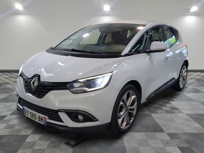 la voiture blanche est garée sur un sol en damier dans le garage