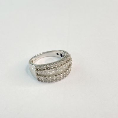 une image d'une bague en diamant sur une surface blanche