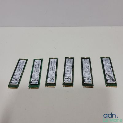 Quatre modules de mémoire sont posés les uns à côté des autres sur une table.