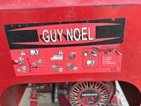 une machine rouge posée sur le sol