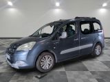 la petite camionnette bleue est garée sur un carrelage à carreaux