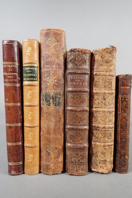 plusieurs vieux livres sont alignés sur une table