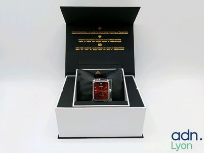 une boîte ouverte contenant un flacon de parfum