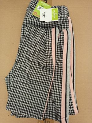 un gros plan sur une écharpe noire et blanche posée sur un mannequin, un mannequin, un mannequin, un mannequin, un mannequin, un mannequin, un mannequin