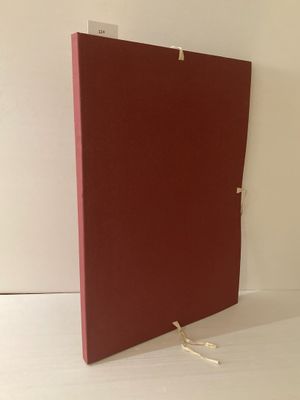 le livre rouge est posé sur une surface blanche