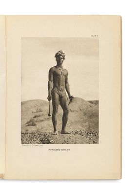une photo en noir et blanc d'un homme tenant une batte de baseball