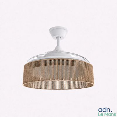 Le ventilateur de plafond est suspendu au plafond de la pièce.