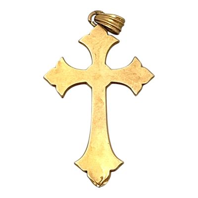 une image représentant un pendentif en forme de croix en or sur fond blanc