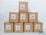 des cartons empilés les uns sur les autres et munis d'étiquettes