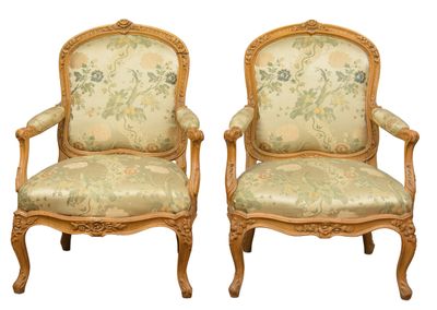 paire de chaises anciennes en bois sculpté, avec un revêtement à motifs floraux, revêtement à motifs floraux, revêtement à motifs floraux, revêtement à motifs floraux, revêtement à motifs floraux, revêtement à motifs floraux, revêtement à motifs floraux, revêtement à motifs floraux