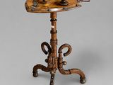 une table ancienne en bois sur laquelle sont posées deux tasses et un plateau
