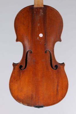 un vieux violon avec un dos et un archet en bois sur fond blanc