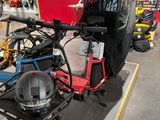 une moto avec un side-car, exposée dans un magasin