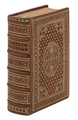 un vieux livre dont la couverture est ornée d'un motif décoratif