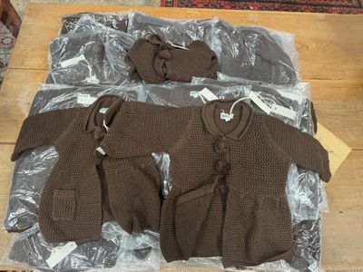 un pull marron et une paire de chaussures dans un sac en plastique
