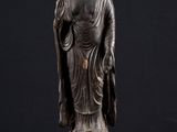 une image représentant une statue de Bouddha posée sur un socle en marbre