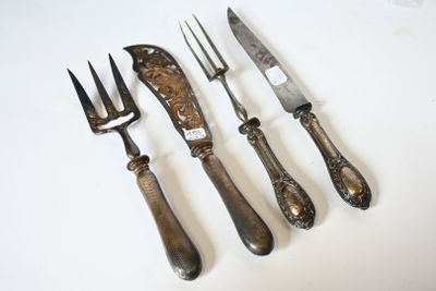 quatre fourchettes et un couteau sur la table