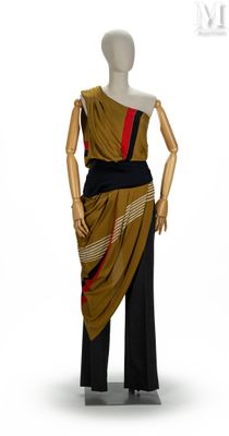 mannequin vêtu d'une robe marron et noire à rayures rouges
