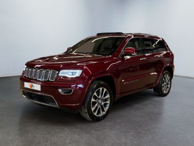 La Jeep Grand Cherokee est garée dans une grande pièce