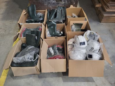 de nombreuses boîtes de chaussures qui traînent par terre