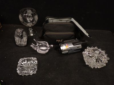 un grand nombre d'objets en verre posés sur une table