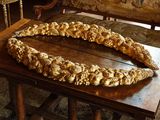 une table en bois sur laquelle est posée une couronne de fleurs