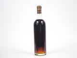 l'image d'une bouteille d'alcool posée sur une surface blanche