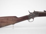 un vieux pistolet avec un canon et une crosse en bois