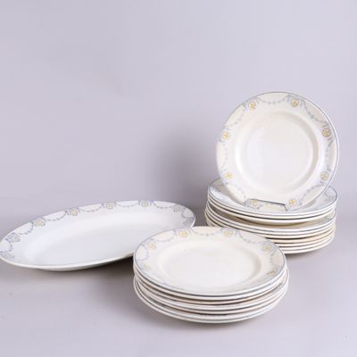 cinq assiettes empilées les unes sur les autres sur une table