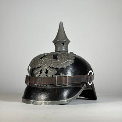 un casque orné d'un dragon sur un fond blanc