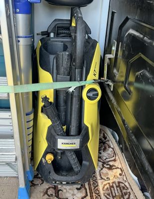 un aspirateur jaune et noir à l'arrière d'un camion