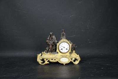 Pendule en régule et laiton doré cadran émaillé, orné de Gut…