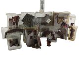 figurines représentant des personnes debout devant un bâtiment surmonté d'une croix