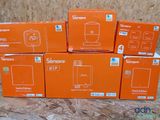 plusieurs boîtes orange contenant des gadgets électroniques, empilées les unes sur les autres