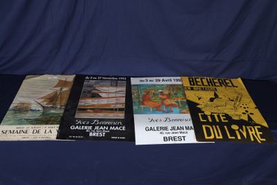 Plusieurs livres sont alignés sur une nappe bleue posée sur une table