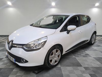une voiture blanche est garée dans une pièce au sol à carreaux