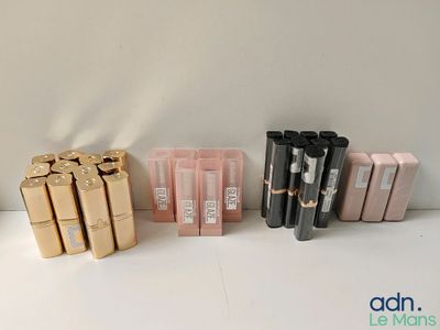 de nombreux types de rouges à lèvres alignés sur une table