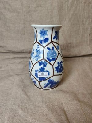 Vase balustre en porcelaine blanc bleu à décor de motifs vég…