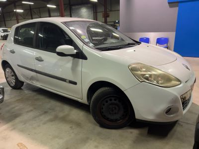la photo d'une petite voiture blanche garée dans un garage