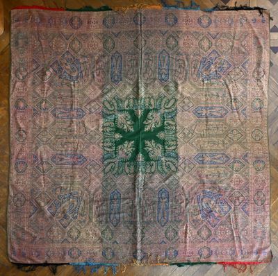 un gros plan sur un morceau de tissu orné d'une croix