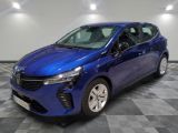 une voiture bleue est garée dans une pièce au sol à carreaux