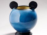 un vase bleu orné d'oreilles de Mickey