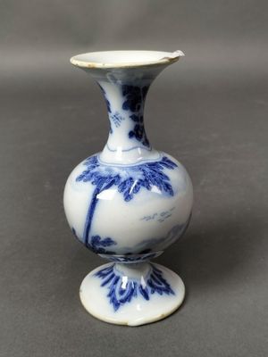 un vase bleu et blanc posé sur une table
