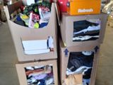 de nombreux cartons empilés les uns sur les autres dans un entrepôt