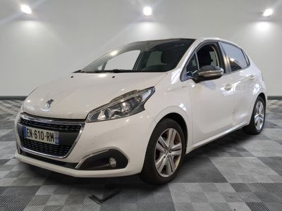 la voiture blanche est garée sur un sol en damier dans le garage