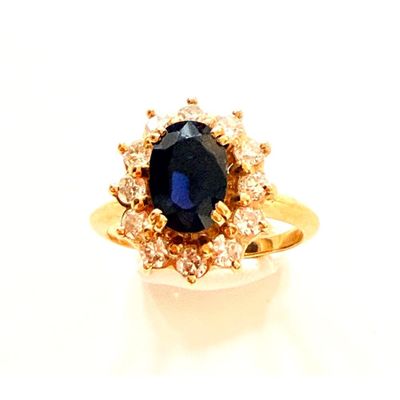 une image d'une bague en saphir bleu et diamant sur fond blanc