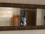 un miroir accroché au mur au-dessus d'un lavabo