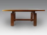 une image d'une table en bois avec un plateau en marbre