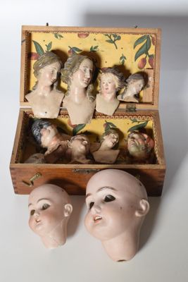 une petite boîte dans laquelle se trouvent plusieurs têtes