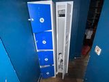 un casier bleu dans le couloir d'une pièce bleue